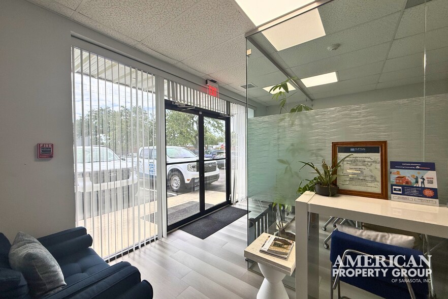 More Photos Of 5946 Clark Center Ave, Sarasota Warehouse For Lease