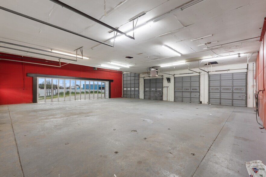 More Photos Of 310 Gautney St, Garland Light Manufacturing For Sale