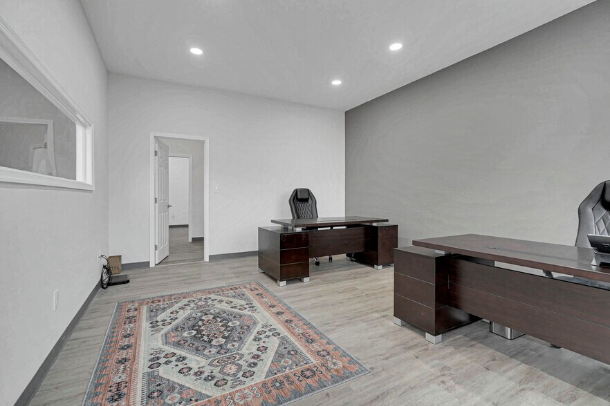 More Photos Of 9201-9373 Mike Garcia Dr, Manassas Warehouse For Lease