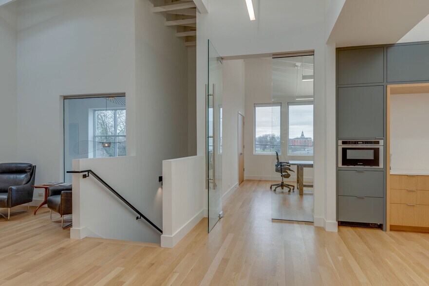 More Photos Of 407 Humphreys St, Nashville Office For Lease