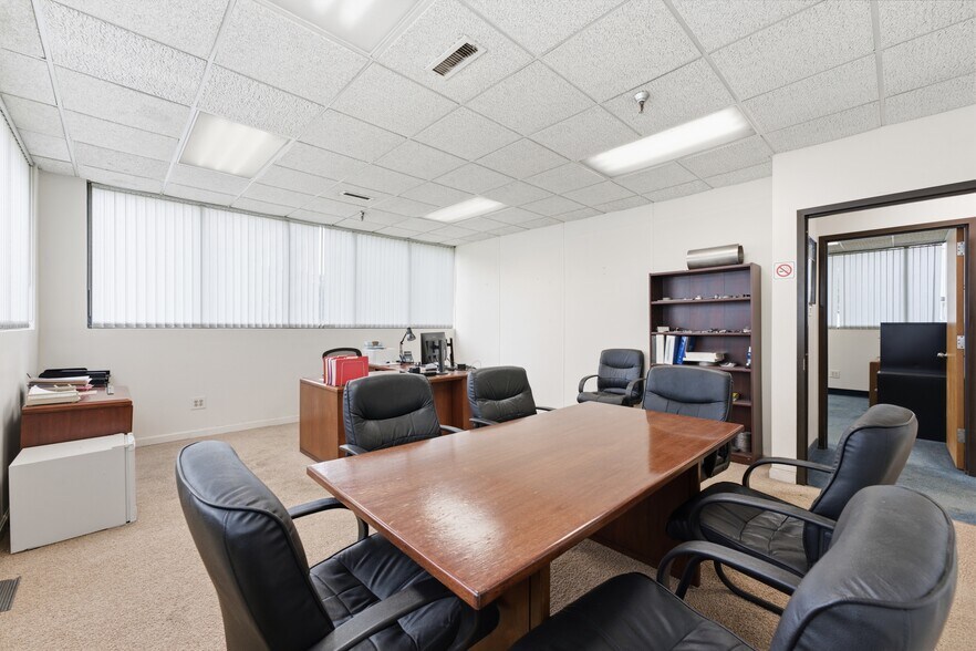 More Photos Of 7 First St, Palmer Warehouse For Lease