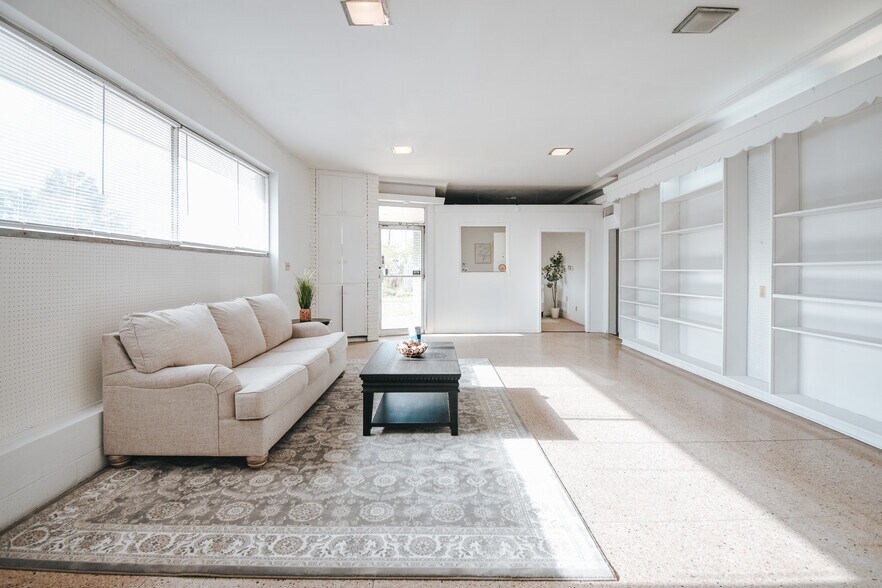 More Photos Of 305 N Laurent St, Victoria Flex For Lease