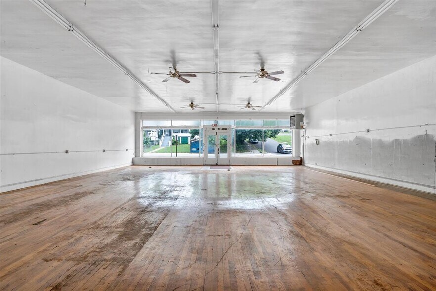 More Photos Of 2302 Melrose Ave NW, Roanoke Flex For Lease