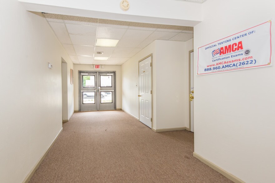 More Photos Of 1967 Lincoln Hwy, Edison Office For Sale