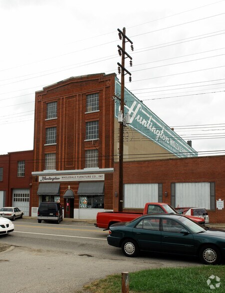More Photos Of 740 8th Ave, Huntington Warehouse For Lease