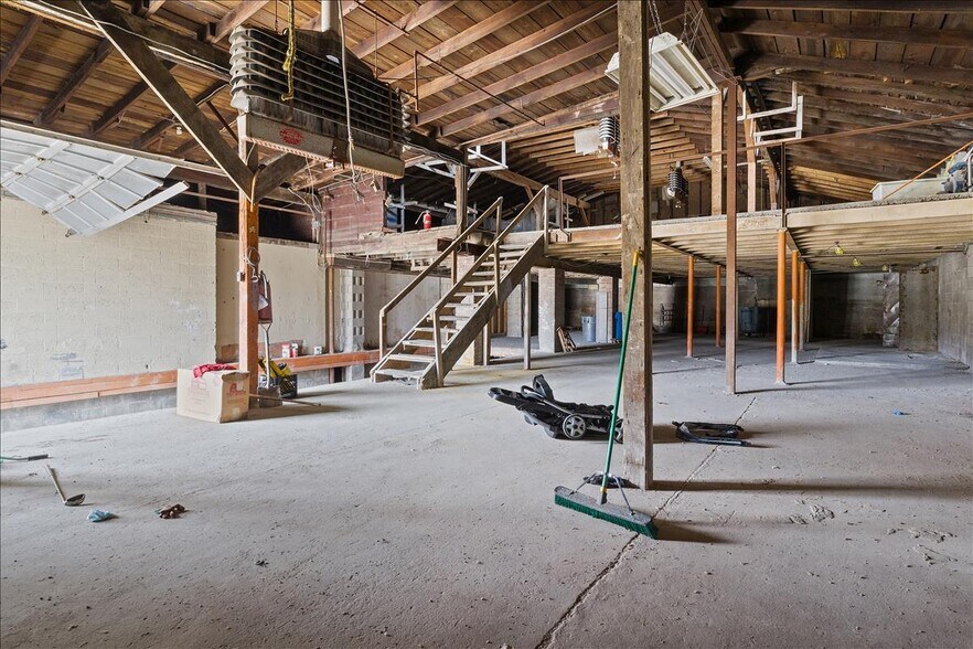 More Photos Of 84 Dawn Ave, Pittsburgh Warehouse For Lease