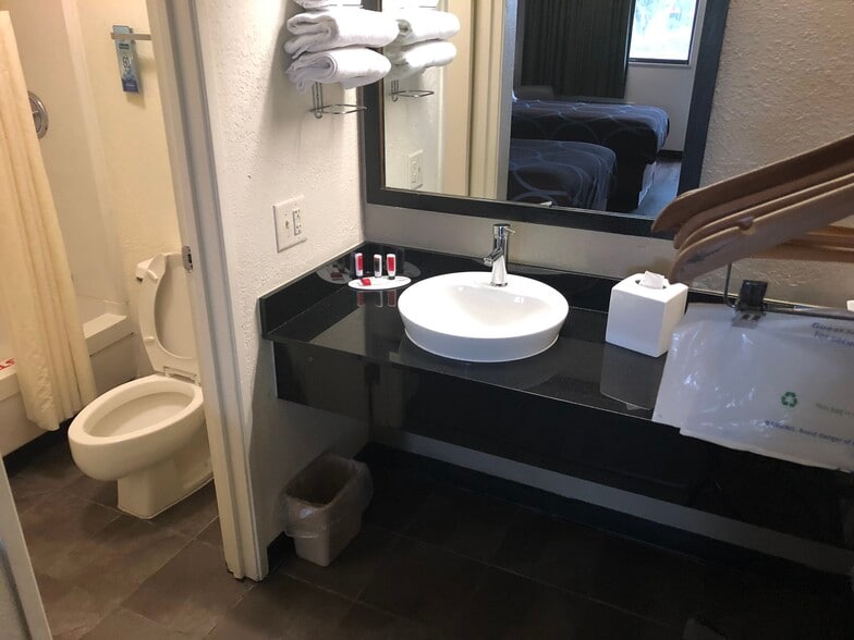 More Photos Of 2471 Old National Pky, College Park Hotel For Sale