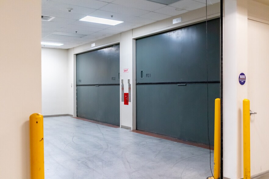 More Photos Of 495 S Grand Central Pky, Las Vegas Showroom For Lease