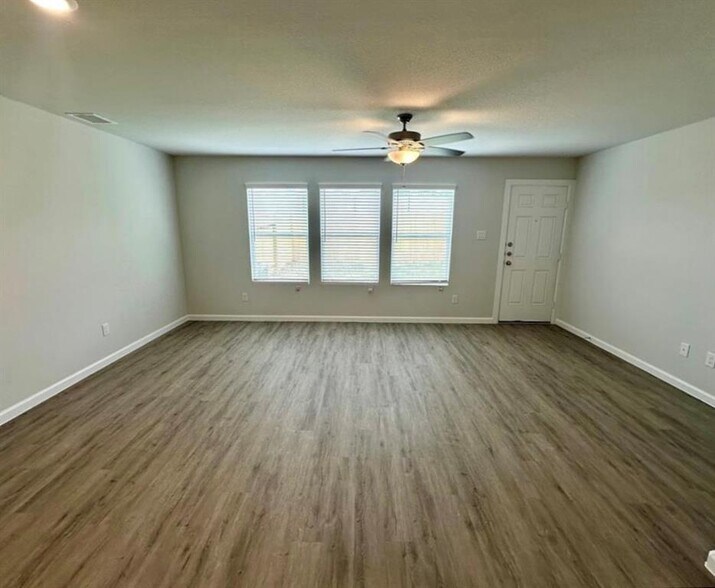 More Photos Of 501 Hines Ave, Willis Apartments For Sale