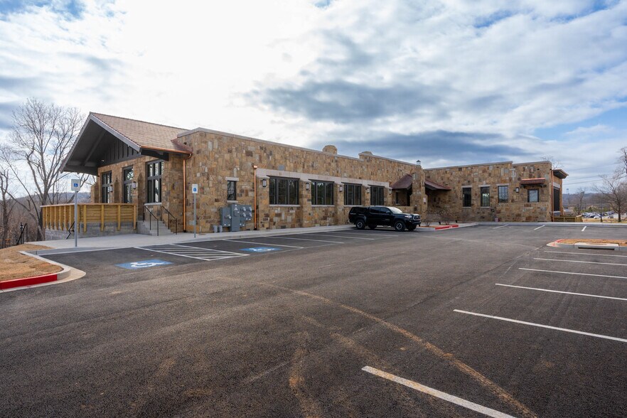 More Photos Of 2828 N Mansfield Ave, Fayetteville Unknown For Lease