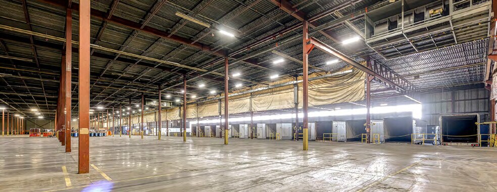 More Photos Of 2000 Rue Halpern, Montréal Distribution For Lease