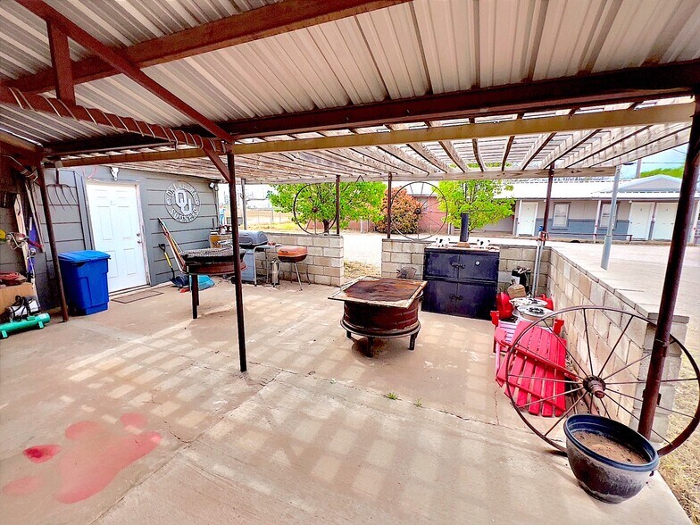 More Photos Of 413 W Broadway St, Hollis Hotel For Sale