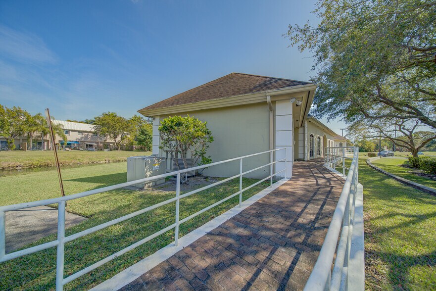 More Photos Of 9245 SW 158th Ln, Miami Office For Lease