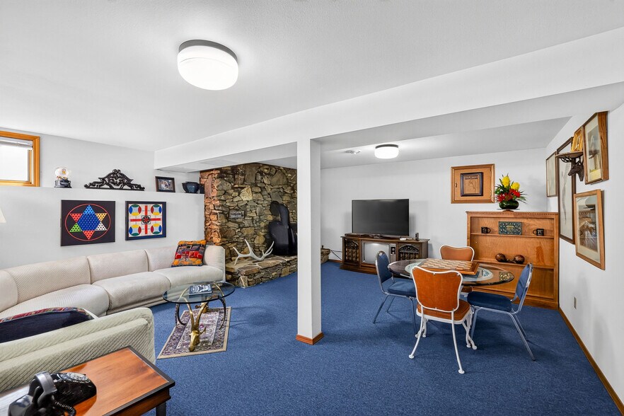 More Photos Of 420-422 Main Street St, Riggins Specialty For Sale