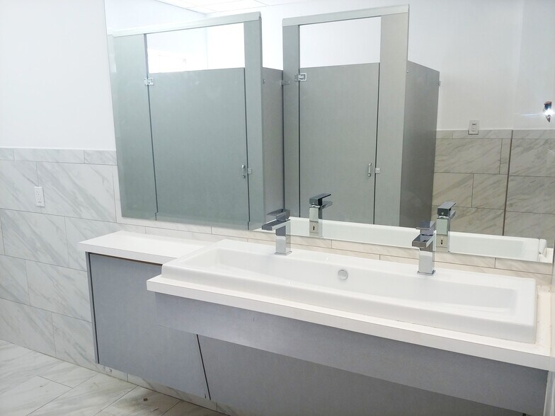 More Photos Of 4205 W Broadway St, Pearland Loft Creative Space For Lease