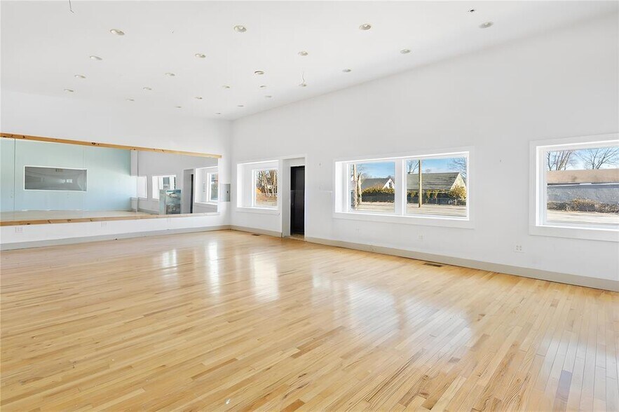 More Photos Of 123 Lake Dr, Lake Peekskill Storefront For Sale