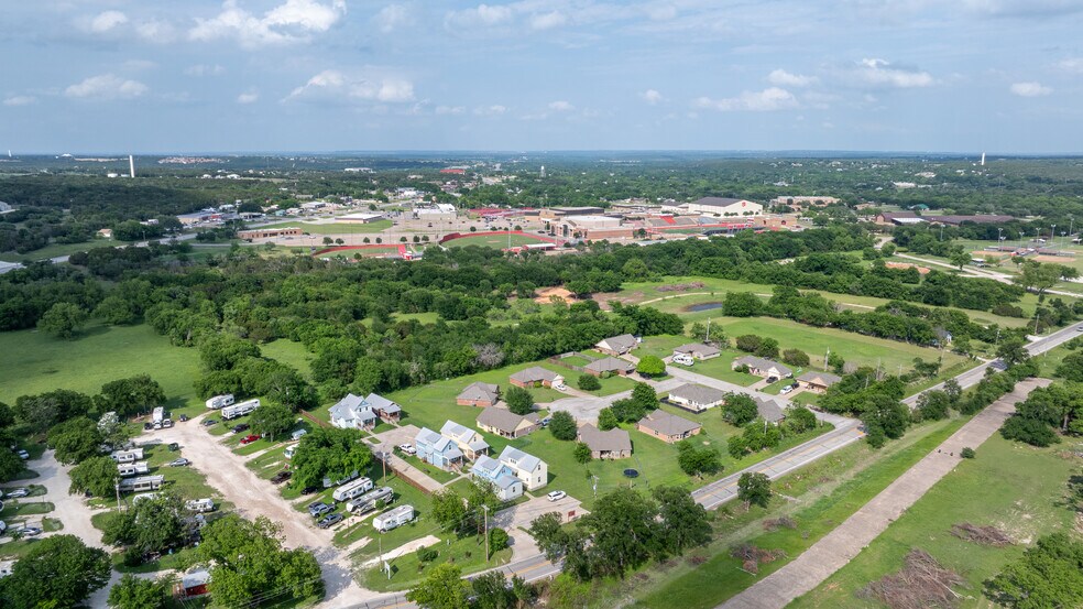 More Photos Of 1804 SW Barnard St, Glen Rose Apartments For Sale