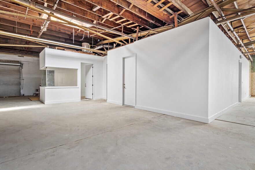 More Photos Of 5611 Clinton Dr, Houston Warehouse For Lease