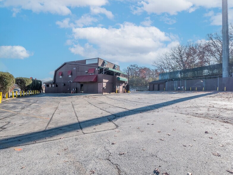 More Photos Of 13500 S Harlem Ave, Orland Park Bar For Lease