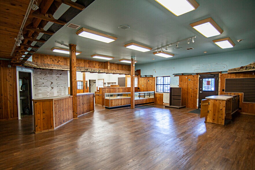 More Photos Of 10791 Oak St NE, Donald Showroom For Sale