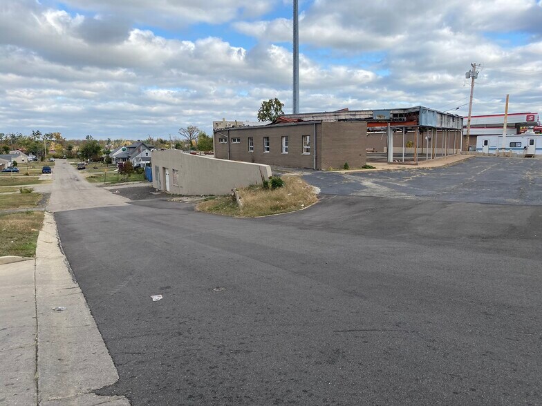 More Photos Of 5020 N Main St, Dayton Auto Repair For Sale