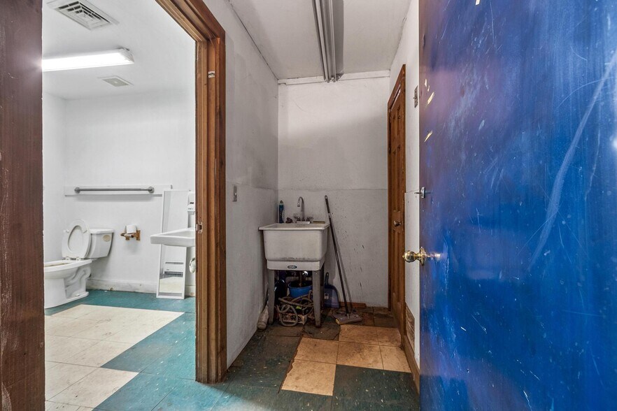More Photos Of 181 Main St. Unit B St, Orange General Retail For Lease
