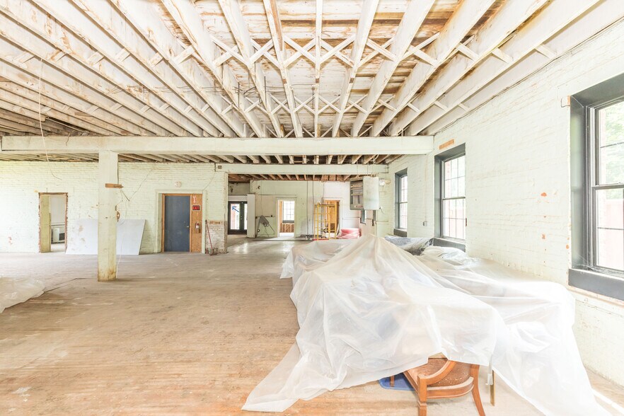 More Photos Of 1340 W Main St, Wytheville Loft Creative Space For Sale