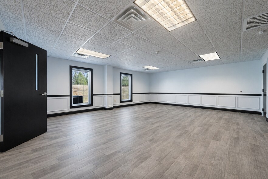 More Photos Of 303 Fairview Ln, Clarksville Medical For Lease