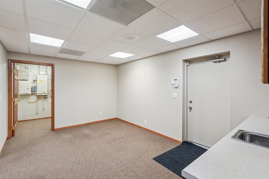 More Photos Of 101 E Linn St, Marshalltown Office For Sale