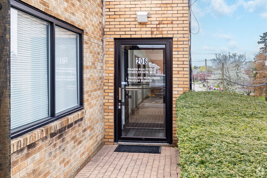 More Photos Of 200 Stonehinge Ln, Carle Place Medical For Lease