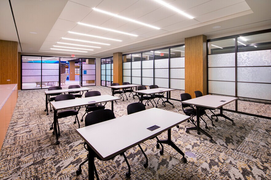 More Photos Of 1900 Gallows Rd, Vienna Office For Lease