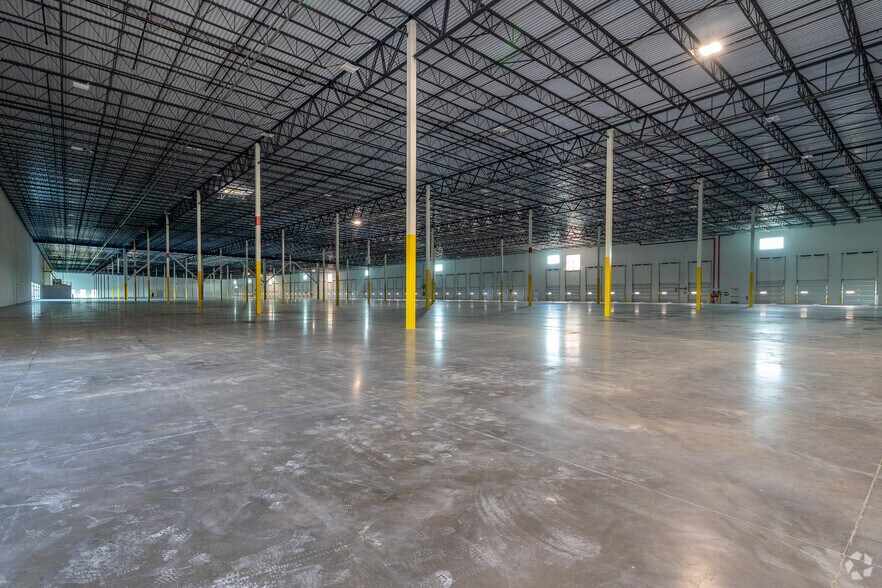 More Photos Of 1511 Zoo Pky, Jacksonville Distribution For Lease