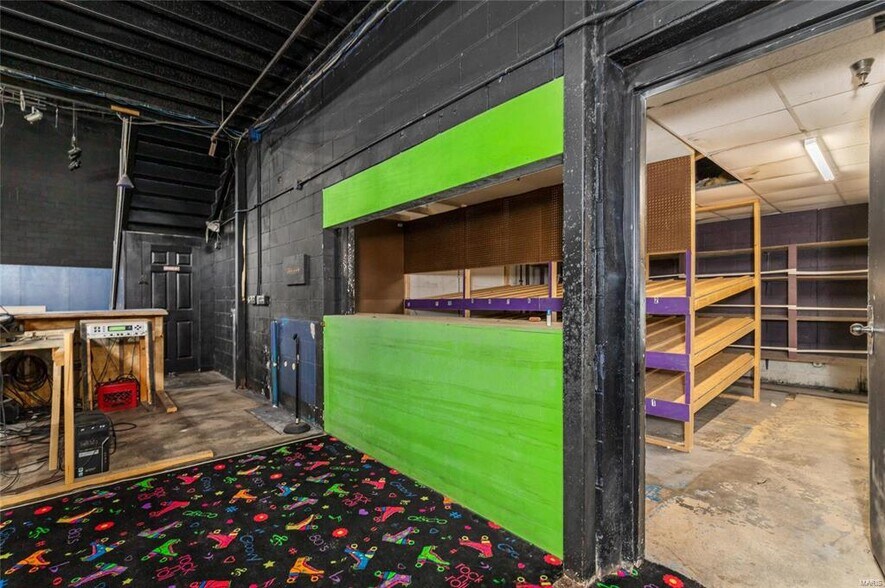 More Photos Of 512 Old Route 66, Saint Robert Showroom For Sale