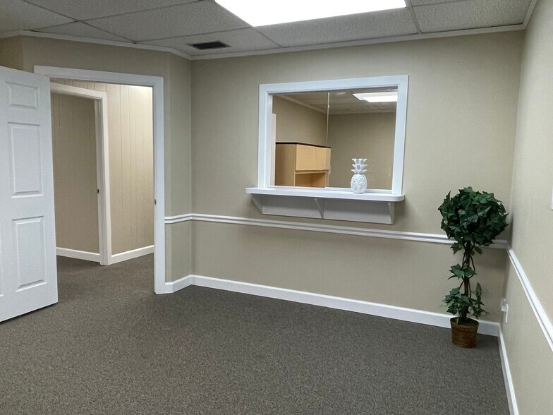 More Photos Of 1046 W Busch Blvd, Tampa Office Residential For Lease
