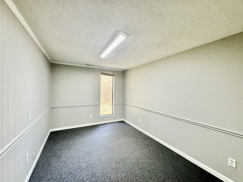 More Photos Of 4425 N Blackstock Rd, Spartanburg Warehouse For Lease