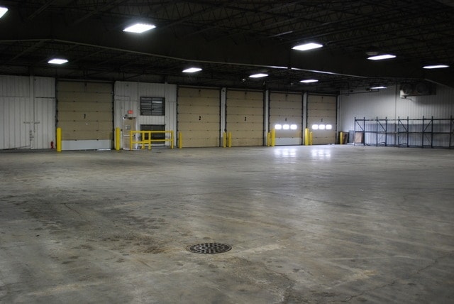 More Photos Of 3302 Kent St, Flint Distribution For Lease