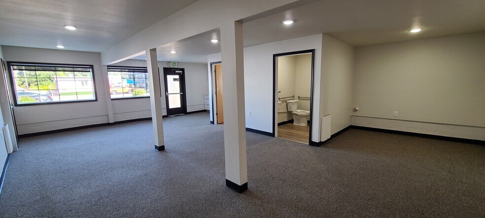 More Photos Of 4777 Lancaster Dr NE, Salem Flex For Lease