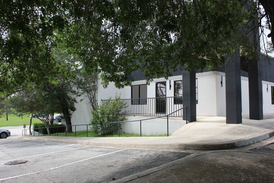 More Photos Of 8637 Fredericksburg Rd, San Antonio Medical For Lease
