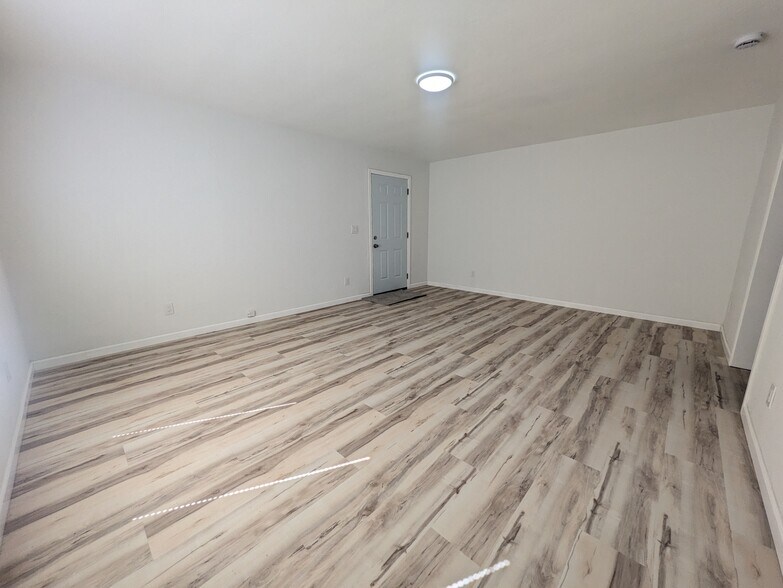 More Photos Of 194 S 24th St, San Jose Showroom For Sale