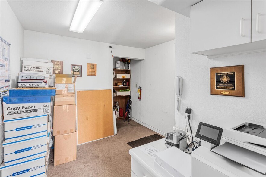 More Photos Of 1002 E Rainbow Blvd, Salida Office For Sale