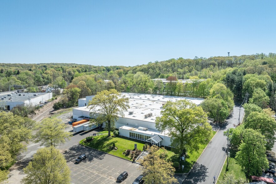 More Photos Of 1 Raritan Rd, Oakland Manufacturing For Lease