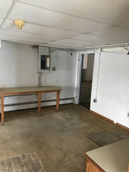 More Photos Of 62 Middlesex Tpke, Burlington Freestanding For Sale