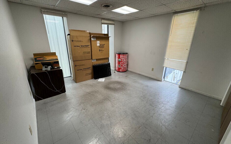 More Photos Of 425 N Broadway Ave, Riverton Light Distribution For Sale