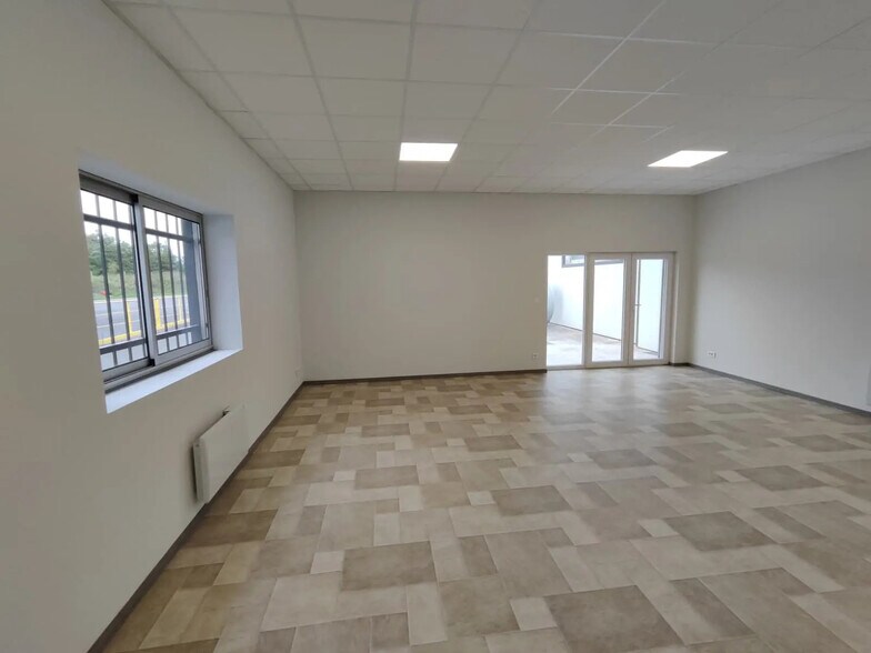 More Photos Of 62 Avenue D'Orleans, Beaugency Flex For Lease