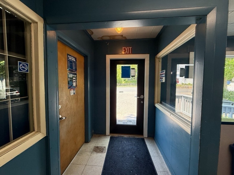 More Photos Of 529 Old County Rd, Westport Post Office For Sale