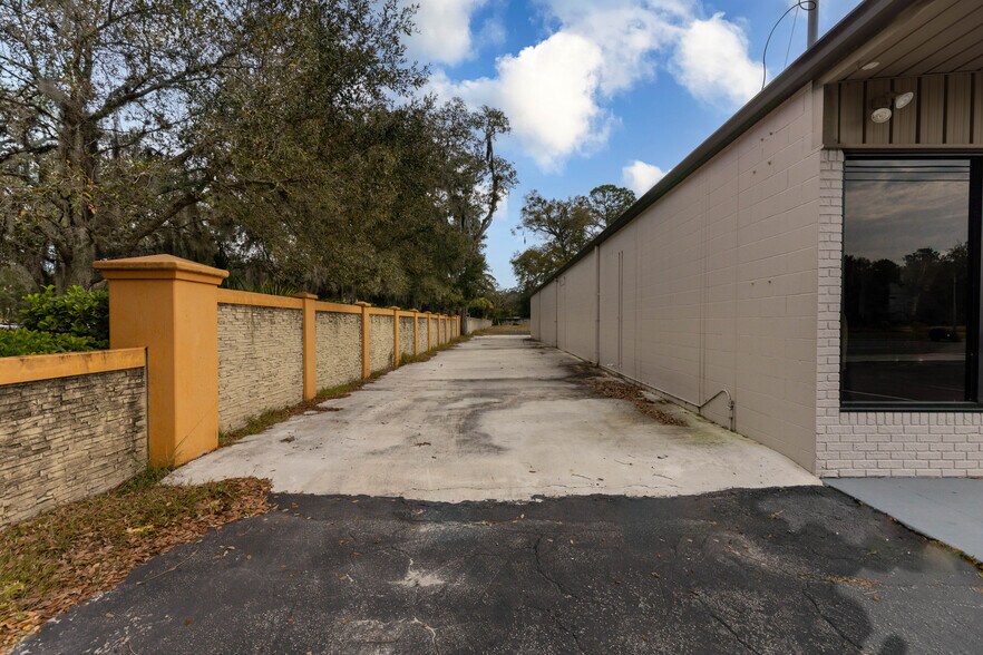 More Photos Of 5953 Roosevelt Blvd, Jacksonville Storefront Retail Office For Lease