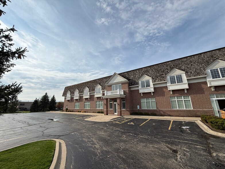 More Photos Of 13700 W Irma Lee Ct, Lake Forest Office For Lease
