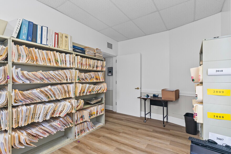 More Photos Of 525 7th St, Altavista Office For Sale