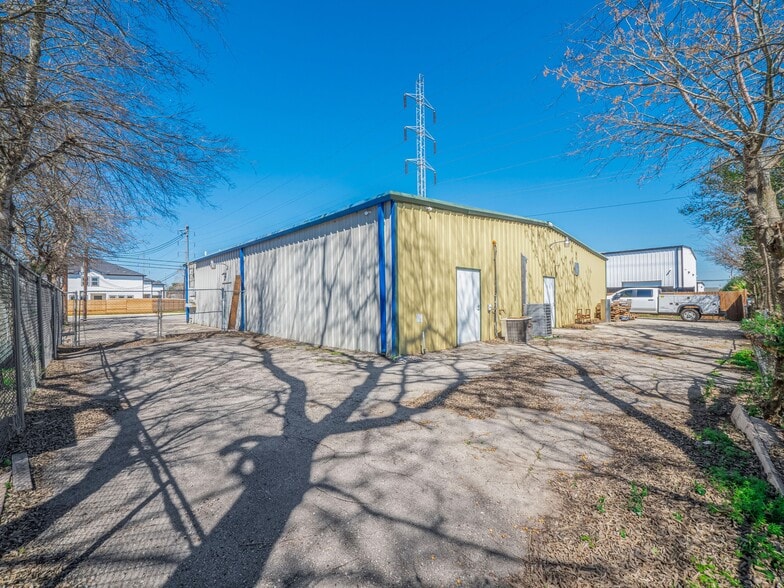 More Photos Of 318 W Byrd Blvd, Universal City Office For Sale