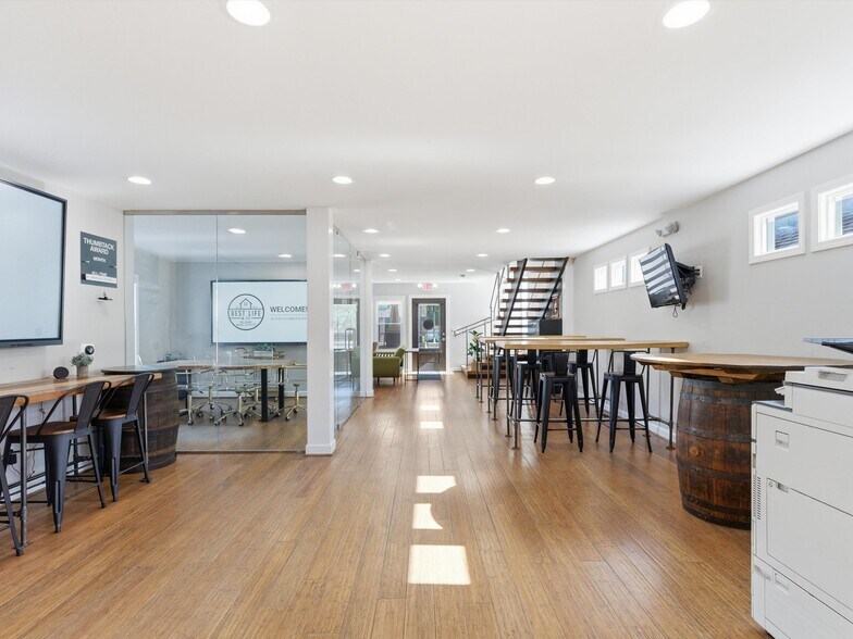 More Photos Of 928 E 11 Mile Rd, Royal Oak Serviced Offices For Lease